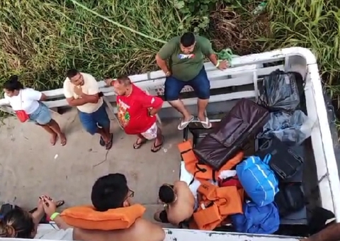 Vídeo: Barco fica sem combustível após sair de Parintins e passageiros ficam ilhados