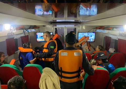 Passageiros entram em pânico com pane em lancha e falta de coletes no Amazonas