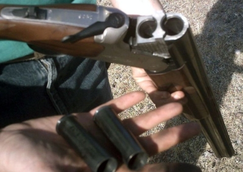 Suspeitos tentam executar homem com tiro de escopeta em Manaus