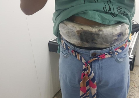 Mulher é presa no aeroporto de Manaus com quase 3kg de drogas enrolada no corpo