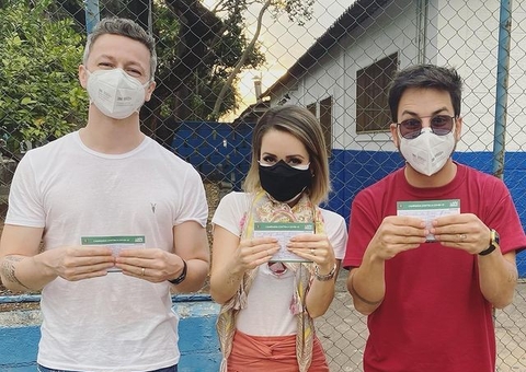 Sandy, Junior e Lucas Lima se vacinam juntos