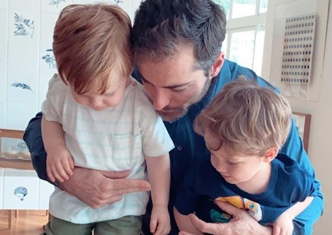 Thales Bretas canta parabéns sozinho ao filho e emociona web: 'dói não ver o Paulo Gustavo'