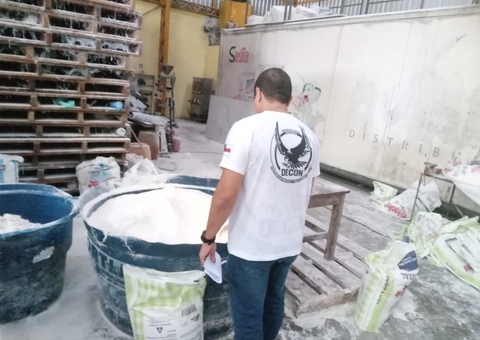 Mais de 40 toneladas de alimentos vencidos são apreendidos em distribuidora de Manaus