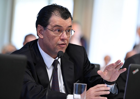 Projeto de Eduardo Braga limita desconto de aplicativos de transportes a motoristas