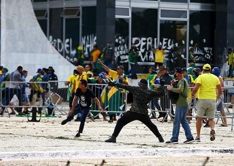 Projeto amplia lei sobre terrorismo para incluir atos antidemocráticos  