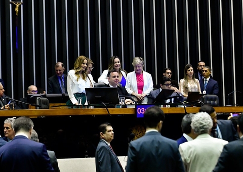 Congresso aprova R$ 15 bilhões para compensar perda de estados e municípios