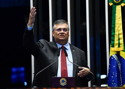 Dino anuncia PEC contra aposentadoria compulsória de juiz, promotor e militar