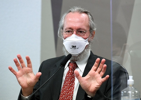 Médico diz que Governo tratou brasileiros como animais ao buscar 'imunidade de rebanho'