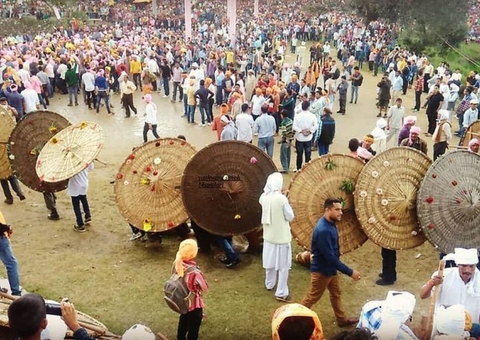 Tradicional batalha campal de pedradas Índia deixa feridos