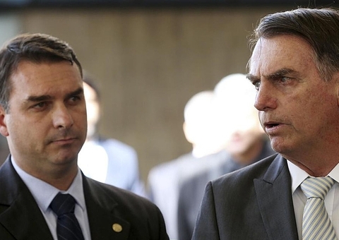 Flávio diz que Bolsonaro pode "nunca" mais voltar para o Brasil