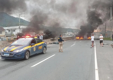 PRF identifica policiais que ajudaram bolsonaristas durante bloqueio de rodovias no Brasil