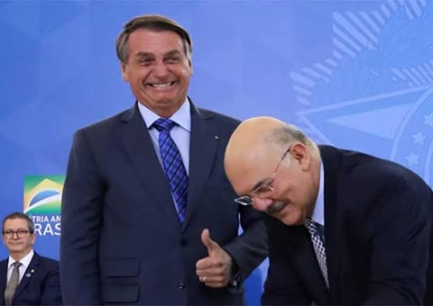 Bolsonaro volta a defender Milton Ribeiro e diz que seus ministros não 'erram'