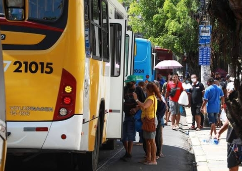 Mototaxistas e motoristas do ônibus participam de ação educativa em Manaus