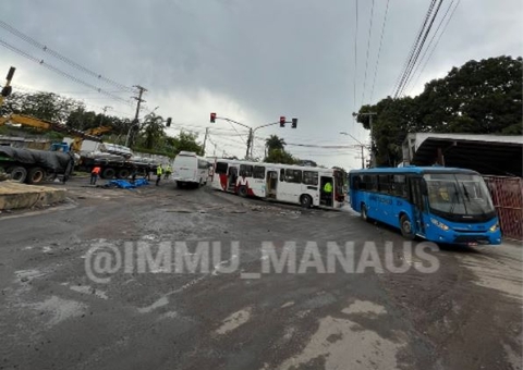 Ônibus fica atolado ao tentar desviar de carga de ferro espalhada em avenida de Manaus