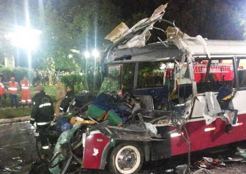 Acidente entre micro-ônibus e caminhão que matou 16 pessoas em Manaus completa 10 anos