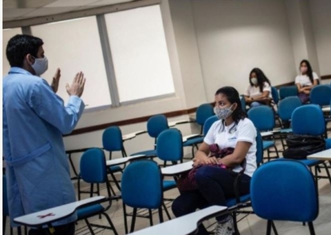 Professores devem ser vacinados até a primeira quinzena de junho, diz MS