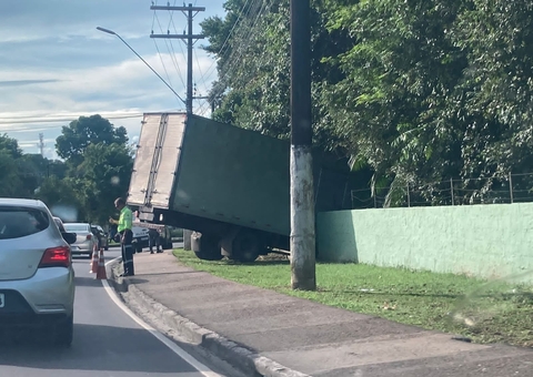 Caminhão perde controle em acidente e colide com muro do Cigs, em Manaus