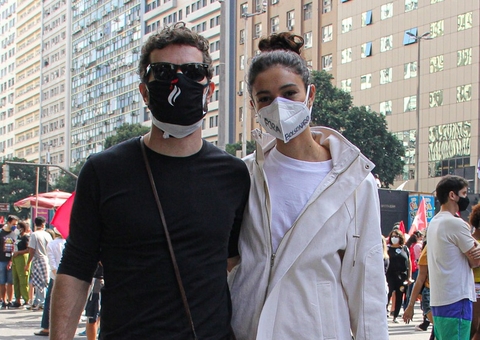 Famosos vão às ruas em manifestação contra Bolsonaro; veja fotos