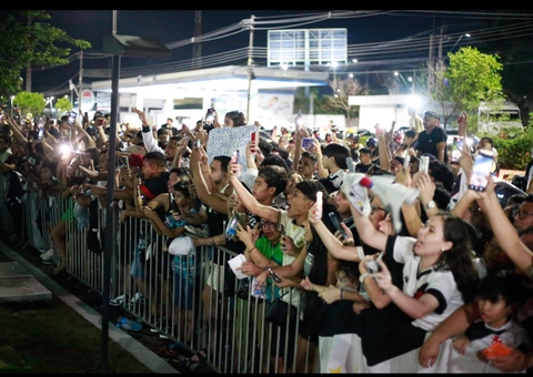 Manaus é Vasco: torcida lota frente de hotel para receber delegação na véspera do jogo
