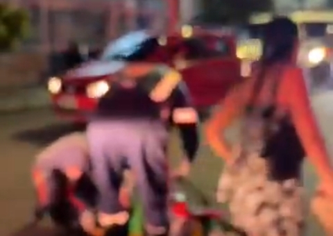 Acidente entre motociclista de app e carro deixa duas pessoas feridas no Japiim