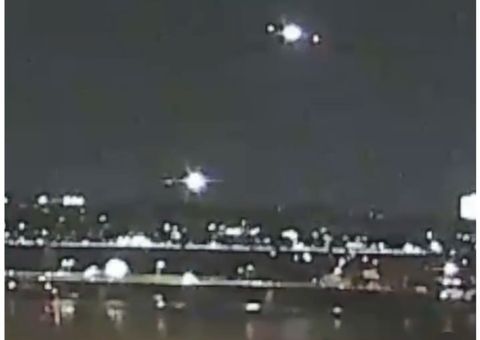 Helicóptero militar bate em avião durante voo nos EUA; vídeo 