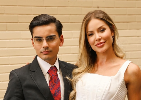 Dudu Camargo oficializa namoro com Saory Cardoso: “na cama”