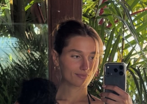 Sasha Meneghel posa de topless durante viagem em família 