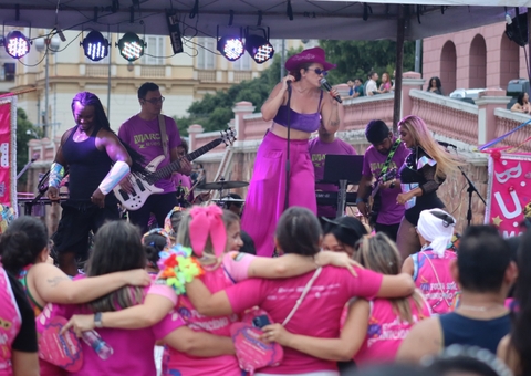 Banda Maria vem com as outras atrai centenas de foliões no Centro de Manaus