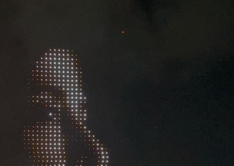 Drones formam rosto de Fernanda Torres em noite de Oscar