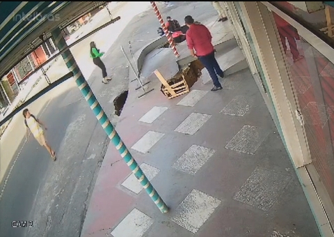 Cinegrafista é “engolido” por cratera durante reportagem sobre outro buraco no Mutirão 