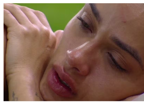 Eva chora após saída de Renata para a vitrine no Seu Fifi