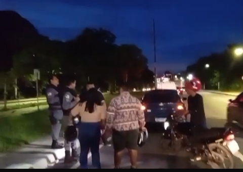 Motociclista fica ferido após bater em carro na saída de supermercado no Coroado