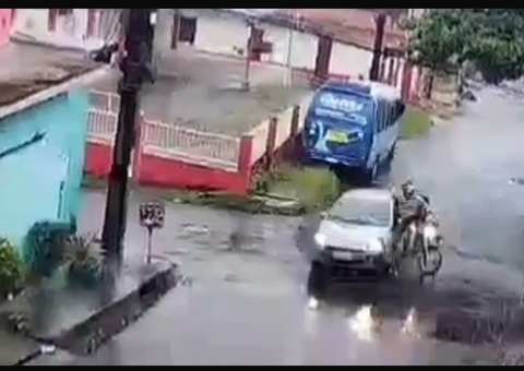 Motociclista de app e passageiro ficam feridos após colisão com carro em Manaus