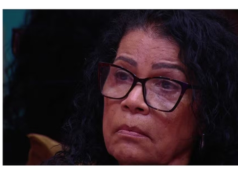 Vilma chora ao ter cartas para Papai Noel destruídas por Delma no Sincerão