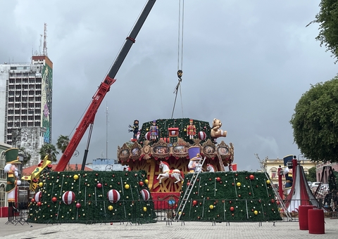 Árvore de Natal do Largo é desmontada para reparos após incêndio 