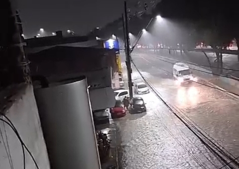 Ruas ficam alagadas durante chuva em Manaus; vídeos