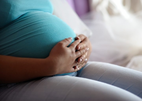 Grávida morre após contrair variante indiana ao receber visita de amiga 