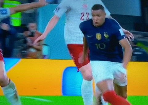 PSG aceita ouvir ofertas a partir de R$ 785 milhões por Mbappé, diz jornal