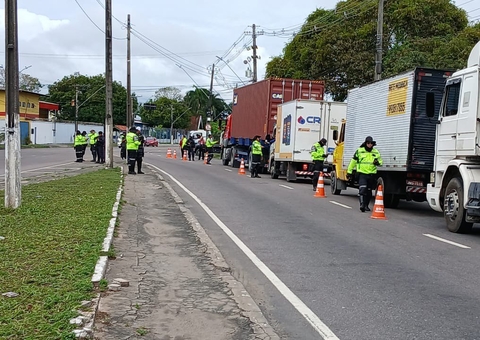 Operação Carga Pesada fiscaliza caminhões na área do Porto Chibatão