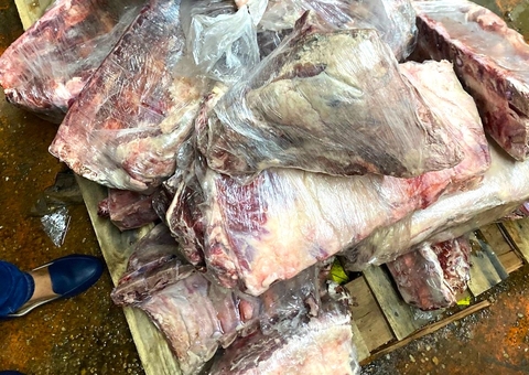 Mais de 1,6 tonelada de carne estragada é apreendida em supermercado de Manaus