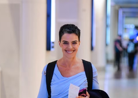 Ana Paula Arósio é tietada em aeroporto no Rio