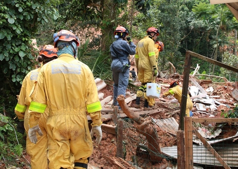 Bombeiros buscam por 6 desaparecidos dos temporais de SP, 59 mortes já foram confirmadas