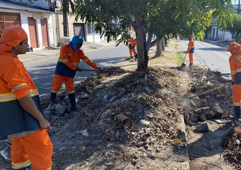 Serviços de limpeza urbana ocorrem em diversos pontos da cidade de Manaus