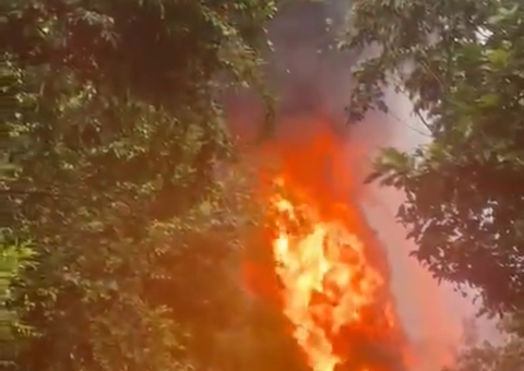 Caminhão com combustível tomba e causa incêndio na BR-174; vídeo