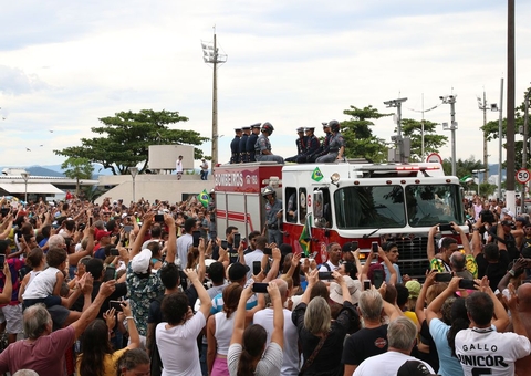 Corpo de Pelé é sepultado em cemitério após cortejo pelas ruas de Santos