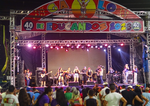 Sob chuva, Carnaval do Educandos reúne mais de 6 mil pessoas em Manaus