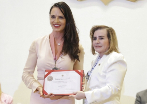 Em Manaus, Luiza Brunet recebe medalha de honra por defender causas femininas