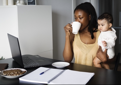 Aleam transforma em lei projeto que incentiva contratação de mães solos