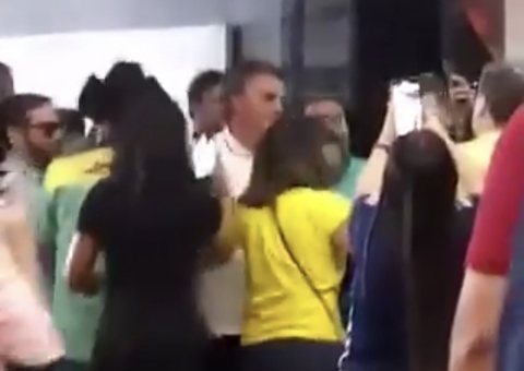 Bolsonaro é expulso com gritos de “ladrão” em restaurante; assista