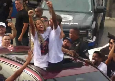 Poze do Rodo deixa presídio em meio a multidão 